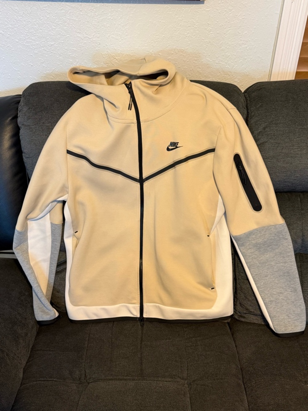 Nike Tech - Beige, Gray and White